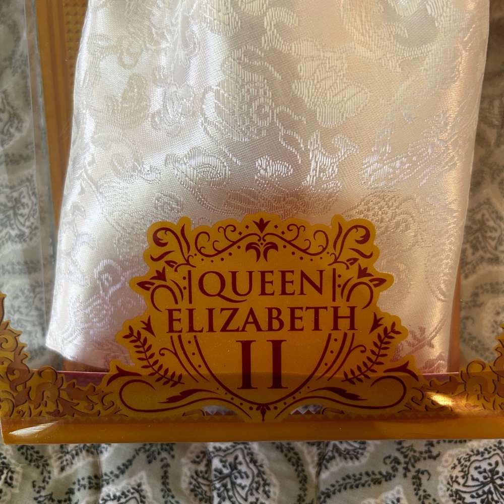 70th Anniversary portrait doll of Queen Elizabeth II - Picture 5 of 6
